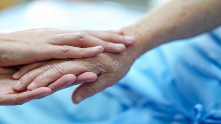 Covid-19: un médico se internó para acompañar a su padre