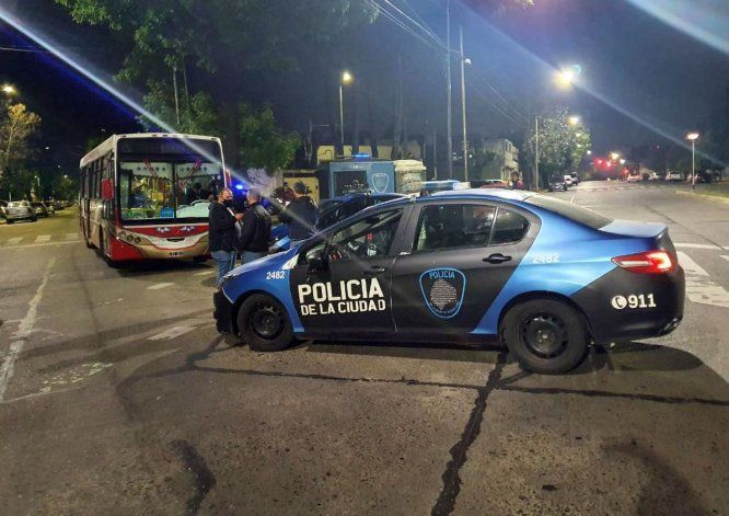 El delincuente muerto, junto a un cómplice, subieron a robar al colectivo el jueves por la noche.