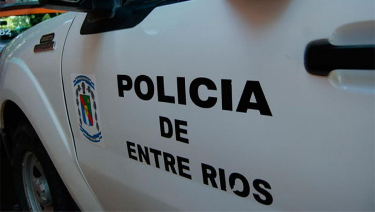 La víctima del intento de transfemicidio logró escapar hacia la vereda, donde fue encontrada por la policía.