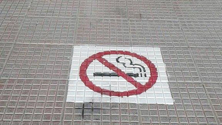 Los pictogramas se pintaron en&nbsp;los ingresos a los edificios.