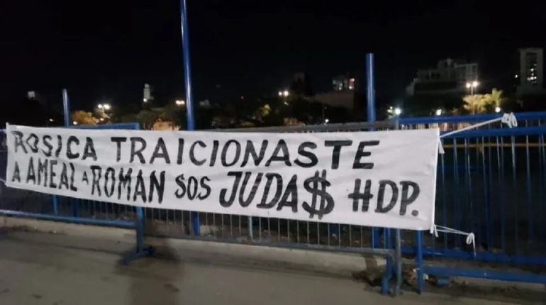 Los escandalosos pasacalles que aparecieron en Boca: Riquelme, Rosica y los avances del macrismo