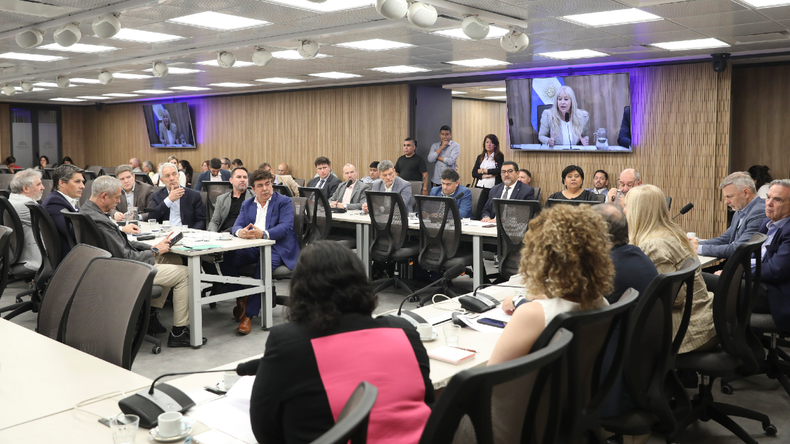 Intendentes de todo el país, con legisladores de la comisión de Asuntos Municipales de la Cámara de Diputados de la Nación. | LM Neuquen Intendentes de todo el país, con legisladores de la comisión de Asuntos Municipales de la Cámara de Diputados de la Nación.