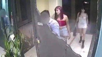 dos mujeres sedujeron a un turista, lo drogaron y le robaron todo dos mujeres sedujeron a un turista, lo drogaron y le robaron todo