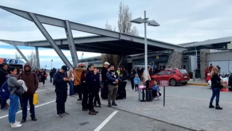 Los pasajeros debieron salir de el aeropuerto de El Calafate y esperar en una zona segura hasta que especialistas en explosivos comprobaron que la amenaza era falsa. Los pasajeros debieron salir de el aeropuerto de El Calafate y esperar en una zona segura hasta que especialistas en explosivos comprobaron que la amenaza era falsa. 