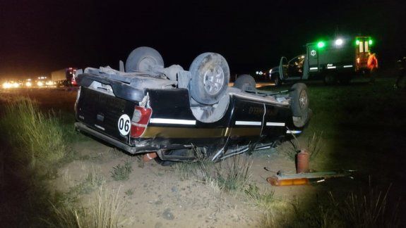 Vigiladores volcaron en la Ruta 7 y se salvaron de milagro
