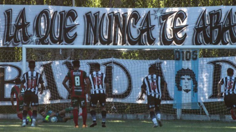 Caprio atajó su segundo penal en dos fechas. Gran figura (Foto Anahí Cardena).
