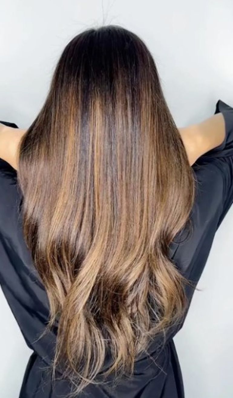 La China eligió el color caramelo para las mechas desgastadas de su nuevo hairstyle.