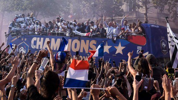 Los galos se pasearon por el centro de París convertidos en leyendas. Una multitud los recibió.