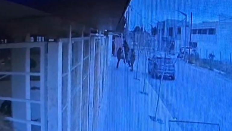 Con una escalera lograron subir hasta el balcón del primer piso.  
