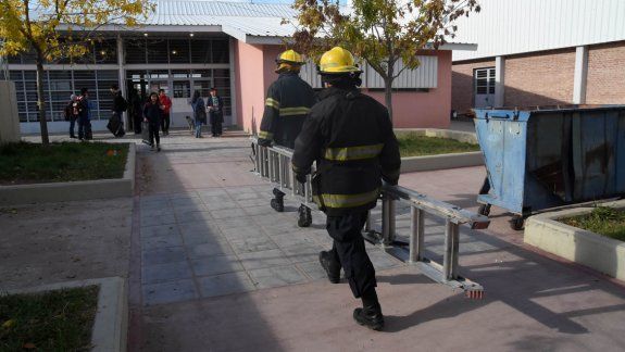 Ni bien se produjo la explosión, los alumnos fueron llevados al patio del edificio educativo del barrio Gran Neuquén, donde acudieron los bomberos.&nbsp;