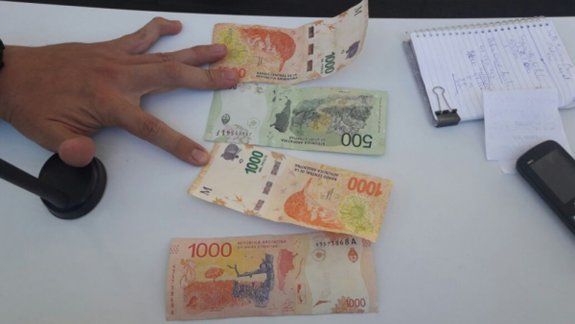 Quedó detenido tras intentar pagar con dinero trucho