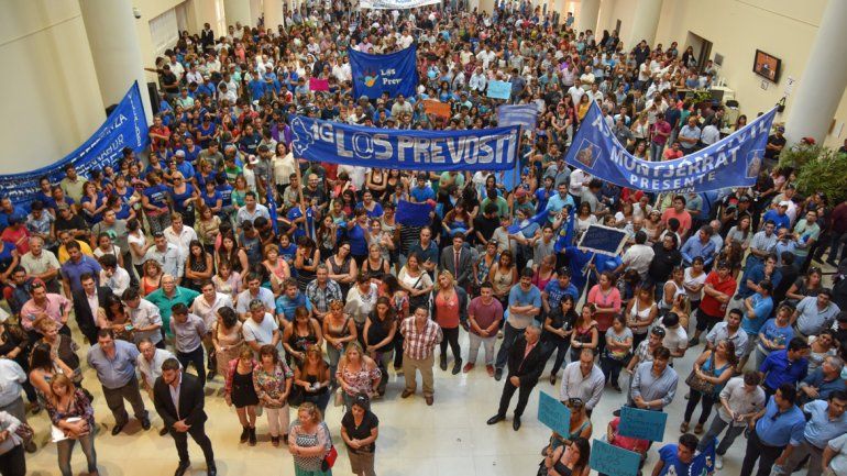 La militancia oficialista se concentró en la galería de la Legislatura para darle su apoyo al gobernador.