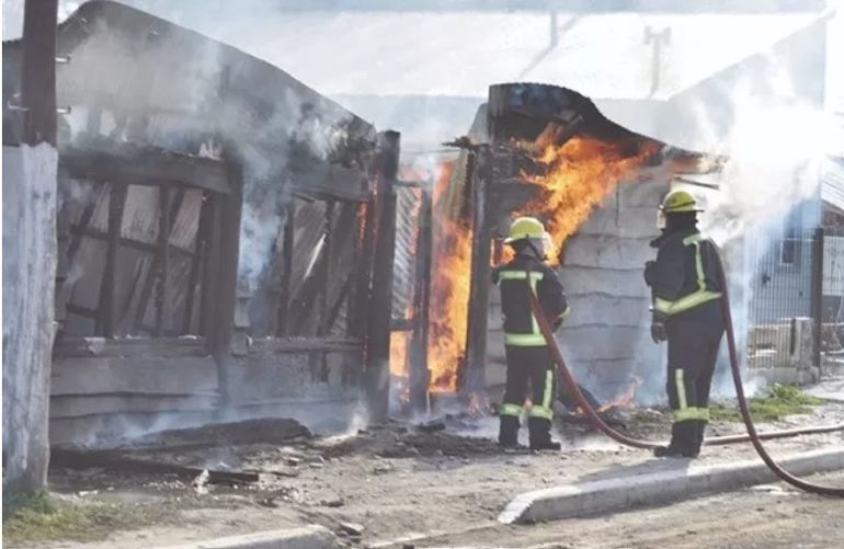 Los investigadores comprobaron que el incendio en la casa de los padres de Marcelo Muñoz, una semana después del suicidio de su hijo Iván, fue intencional. Los investigadores comprobaron que el incendio en la casa de los padres de Marcelo Muñoz, una semana después del suicidio de su hijo Iván, fue intencional. 