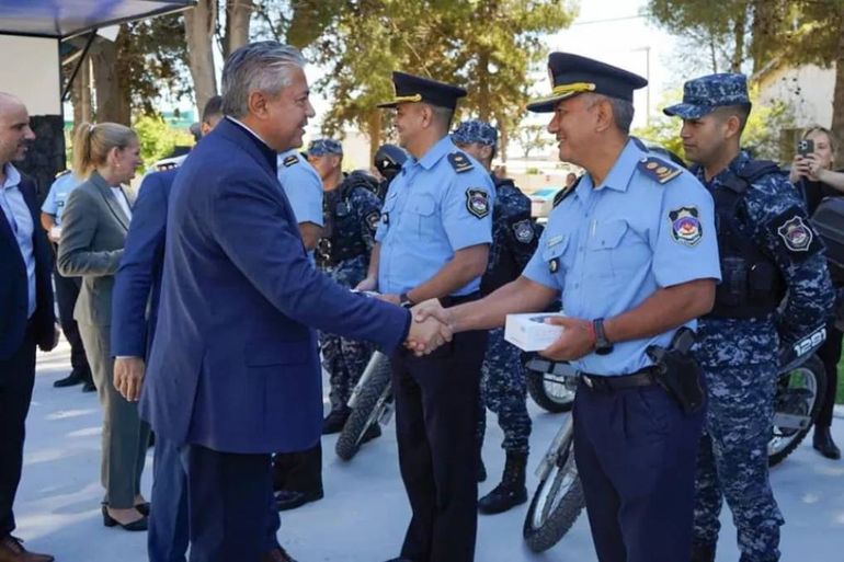 El gobernador Rolando Figueroa presidió la actividad oficial donde se hizo entrega de equipamiento esencial para el trabajo diario de la Policía.
