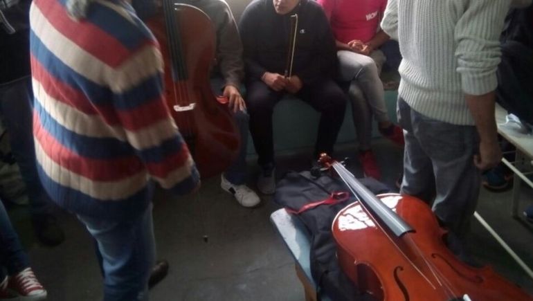 Clases de violín en cárceles de Comodoro Rivadavia. (Foto ilustrativa).