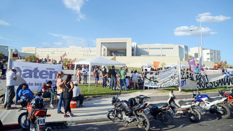 Los maestros cumplieron ayer con su segunda jornada consecutiva de paro. Quieren un aumento de sueldos del 40 por ciento. Por ahora el ciclo lectivo está complicado.