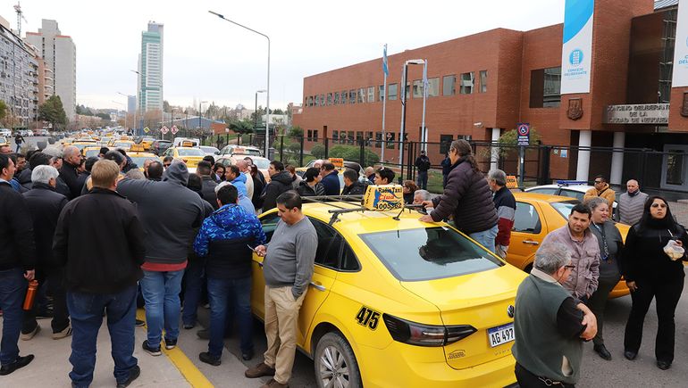 La protesta de los taxistas por la aprobación de las aplicaciones como Uber, Cafiby y Didi en el Concejo Deliberante de Neuquén. La protesta de los taxistas por la aprobación de las aplicaciones como Uber, Cafiby y Didi en el Concejo Deliberante de Neuquén.