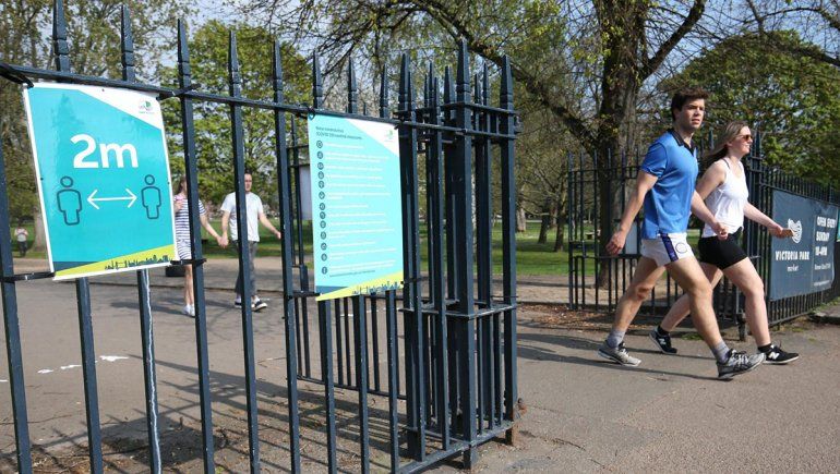 Inglaterra afloja las medidas pese a las muertes