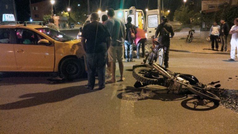 Una moto y un taxi chocaron en una peligrosa esquina