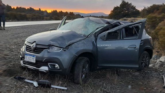 Turistas de Buenos Aires volcaron en la Ruta 40