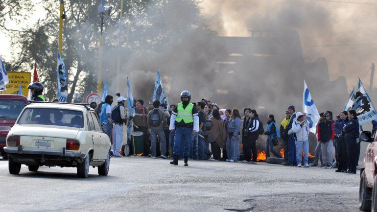 Barrios de Pie anunció tres piquetes para mañana en los puentes, en Plottier y Centenario