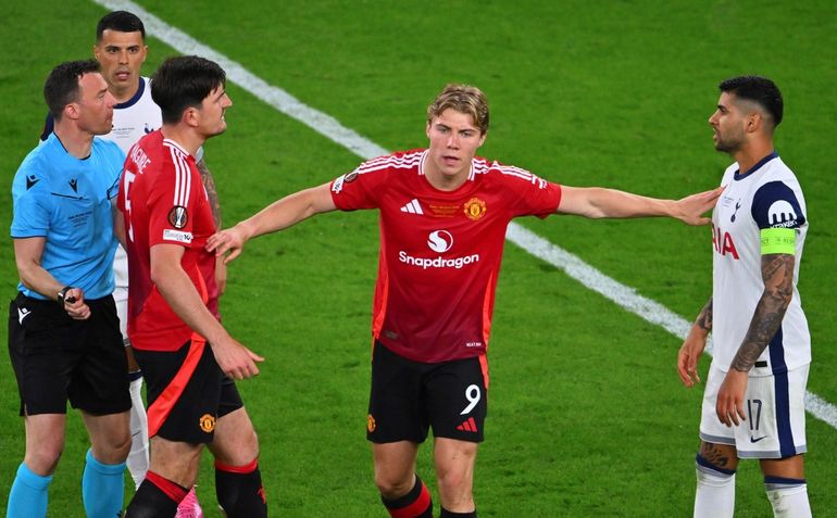 Maguire y el Cuti Romero se cruzaron en varias ocasiones durante el partido.