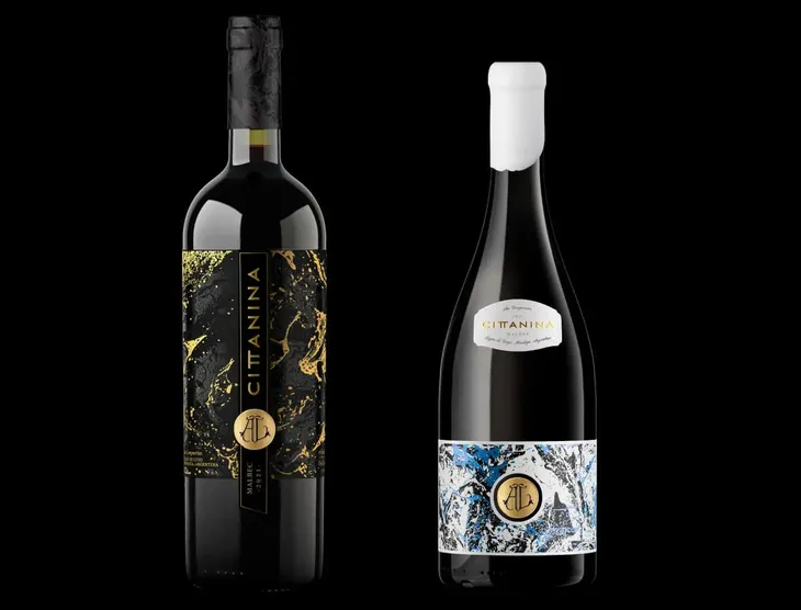 Las primeras etiquetas de la bodega, "Coraje" y "Pasión", ambos Malbec 100%. Las primeras etiquetas de la bodega, "Coraje" y "Pasión", ambos Malbec 100%.