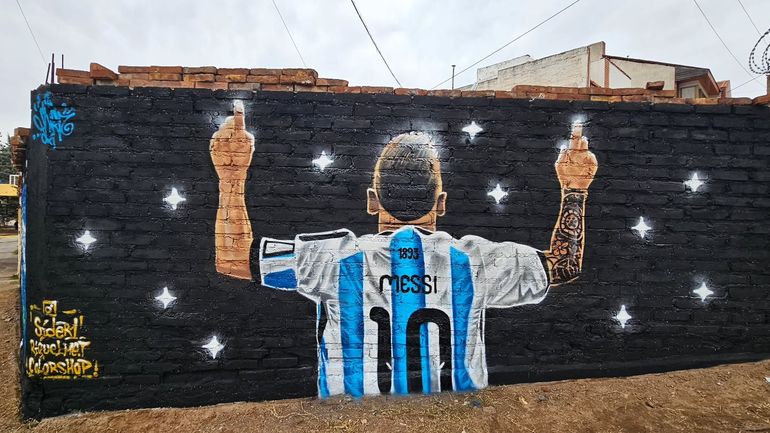 Sider, el artista que inmortaliza a la Scaloneta en las paredes de la ciudad