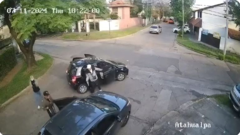 El momento en que los asaltantes atacan al gendarme. El momento en que los asaltantes atacan al gendarme.