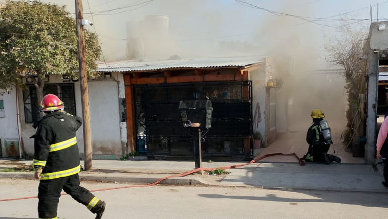Tensión por un incendio en una vivienda: fuerte explosión de una garrafa de gas