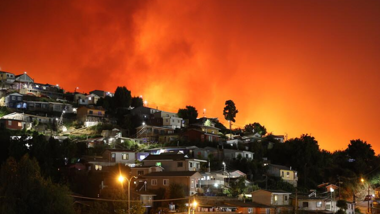 Un incendio forestal azota a la región sur de Chile y ya hay 19 muertos.