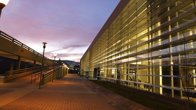 La fiscalía le formuló cargos al acusado de violar a una adolescente y quedó preso este fin de semana tras una audiencia. La fiscalía le formuló cargos al acusado de violar a una adolescente y quedó preso este fin de semana tras una audiencia.