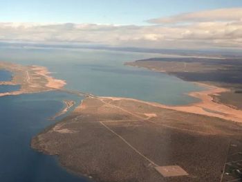 El lago Mari Menuco y Los Barreales. Los Kaxipañyñ reclamaron durante años la zona del istmo, pero finalmente no consiguieron esa tierra y un megaproyecto inmobiliario se mudó a El Chocón. Ahora cargan contra YPF por el desarrollo del shale. El lago Mari Menuco y Los Barreales. Los Kaxipañyñ reclamaron durante años la zona del istmo, pero finalmente no consiguieron esa tierra y un megaproyecto inmobiliario se mudó a El Chocón. Ahora cargan contra YPF por el desarrollo del shale.