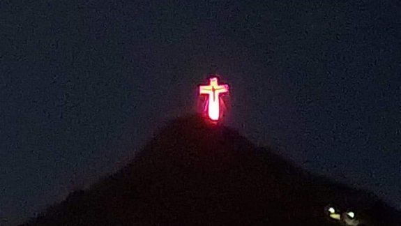 Volvió a brillar la luz de la cruz en el Cerro Michacheo de Zapala