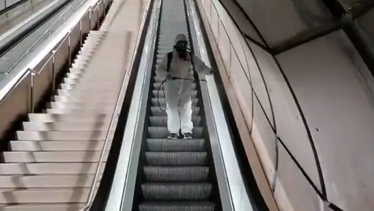 Periodista se tentó al aire al informar sobre un video viral