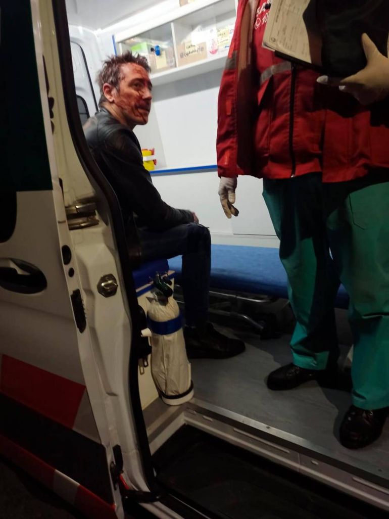 Tras la golpiza del delincuente, la víctima tuvo que ser atendida por personal médico. Tras la golpiza del delincuente, la víctima tuvo que ser atendida por personal médico.