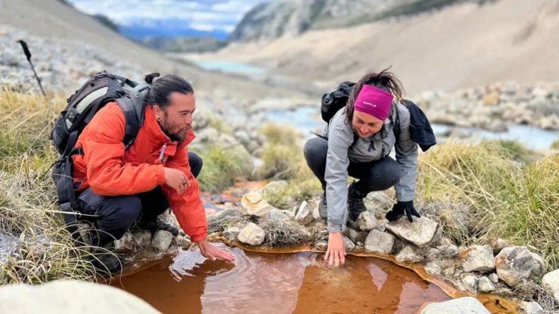El documentalista Cristian Dimitrius en las aguas termales del glaciar del cerro San Lorenzo, en Santa Cruz. | LM Neuquen El documentalista Cristian Dimitrius en las aguas termales del glaciar del cerro San Lorenzo, en Santa Cruz.