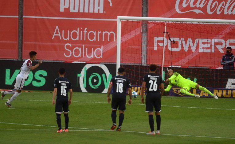 El arquero que perdió el pelo por el Covid hace milagros para el Rojo