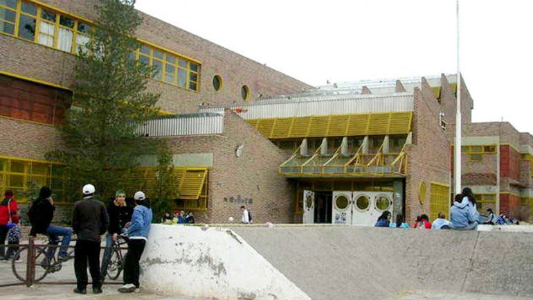 Los padres y docentes se reunieron en el CPEM 85 y no callaron sus miedos.