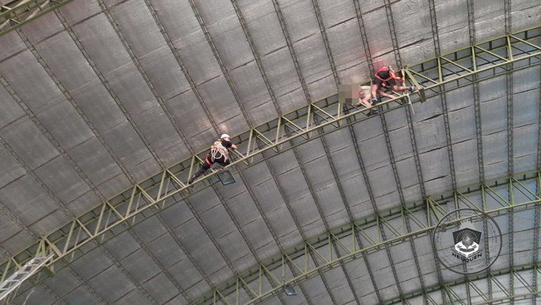 Bomberos rescataron a un pibe que se había subido a un techo y no podía bajar