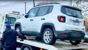 robaron una jeep, casi atropellan a los policias y la abandonaron robaron una jeep, casi atropellan a los policias y la abandonaron