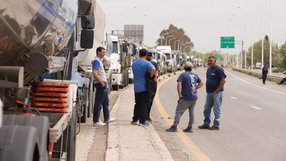 La larga de fila de camiones en Ruta 22 por el piquete de municipales en Senillosa / Foto