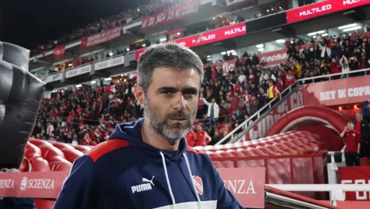 La decisión que tiene que tomar Julio Vaccari mientras camina por la cuerda floja en Independiente