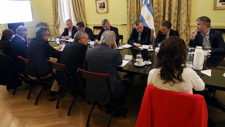 El riesgo país cerró por encima de los 2000 puntos y Macri llamó a una reunión de emergencia