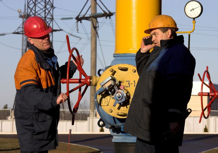 Imagen de archivo de un trabajador girando una válvula mientras otro trabajador habla por teléfono en una estación de compresión de gas en el gasoducto Yamal-Europa cerca de Nesvizh, a unos 130 km al