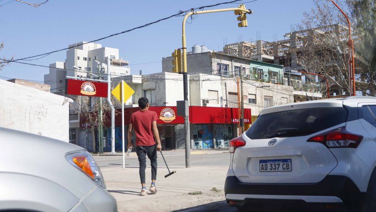 Los trapitos o limpiavidrios preocupan en las esquinas de Cipolletti