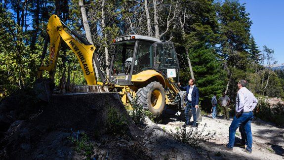 gutierrez superviso el avance de obras en villa la angostura