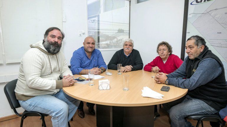 Lucca junto a dirigentes de cuatro de los históricos clubes deportivos.