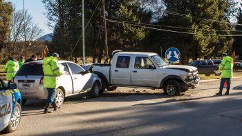 perdio el control, cruzo por encima de una rotonda y embistio a otro auto en san martin perdio el control, cruzo por encima de una rotonda y embistio a otro auto en san martin