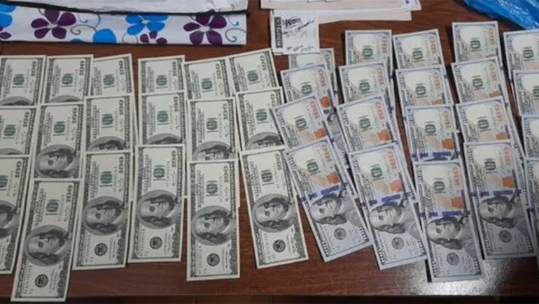 Encontró más de 16 mil dólares en la calle y los entregó a la Policía para hallar al dueño